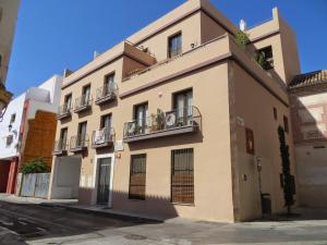 - un bâtiment avec balcon dans une rue dans l'établissement San Felipe, à Malaga