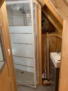 La salle de bains est pourvue d'une douche et d'un lavabo. dans l'établissement Team Holiday - Camping de l'Etang du Pays Blanc, à Guérande
