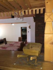 Zimmer mit einem Zimmer mit einem Bett und einem Holztisch in der Unterkunft Pensiunea Lucica in Vişeu de Jos