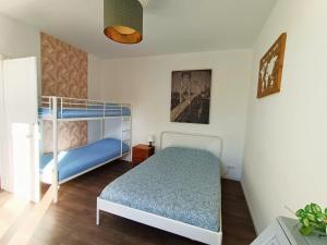 a bedroom with a blue bed in a room at Magnifique duplex 3 chambres proche centre-ville et gare Chemin du Barrage in Châlons-en-Champagne