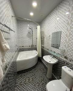 y baño con bañera, aseo y lavamanos. en MOUNTAIN VIEW SAMARKAND, en Samarkand