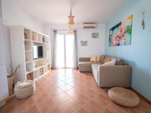 - un salon avec un canapé et une télévision dans l'établissement Sogno Greco, à Elafonisos