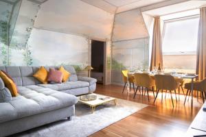 un soggiorno con divano e tavolo di Heart Milan Apartments Duomo District a Milano