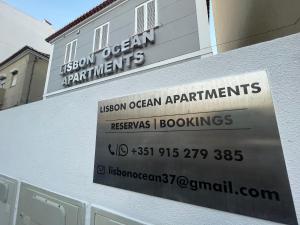 un panneau sur le côté d'un bâtiment dans l'établissement Lisbon Ocean Apartments, à Costa da Caparica