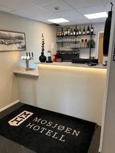 モーシェーンにあるMosjøen Hotelのカウンターにモゼレナのホテルサインがあるバー