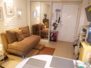 Posezení v ubytování Tiny studio with pool, jogging track, gym and Mall