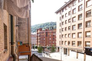 een raam met uitzicht op een stadsstraat bij ¡Recién publicado!Amezola - Bilbao in Bilbao