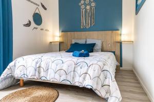 Reve bleu في مونتوبان: غرفة نوم مع سرير مع دمية دب عليها