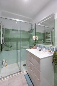 uma casa de banho com uma cabina de duche em vidro e um lavatório. em ¡Recién publicado!Amezola - Bilbao em Bilbau