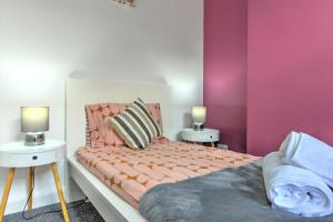 Cheerful 3 Bedroom Home, Sleeps 6 Guest Comfy, 1x Double Bed, 4x Single Beds, Free Parking, Free WiFi, Suitable For Business, Leisure Guest,Coventry, Midlands في كوفينتري: غرفة نوم مع سرير مع مواقف ليلتين ومصباحين