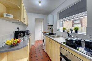 a kitchen with a bowl of fruit on the counter at Cheerful 3 Bedroom Home, Sleeps 6 Guest Comfy, 1x Double Bed, 4x Single Beds, Free Parking, Free WiFi, Suitable For Business, Leisure Guest,Coventry, Midlands in Coventry