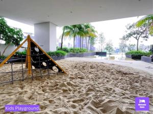 een speeltuin in een gebouw met zand op de grond bij Continew Residences TRX Lux Pool View in Kuala Lumpur