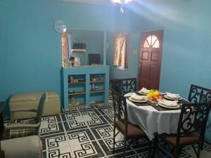 una habitación con mesa y sillas y una habitación azul en Forrest Family Property, en Kingston