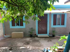 ein Haus mit einer braunen Tür und einer Garage in der Unterkunft Forrest Family Property in Kingston