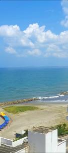 een luchtzicht op een strand met de oceaan bij Cabrero Beach 1111 in Cartagena