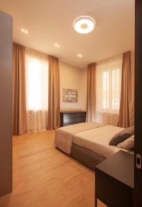 - une chambre avec un lit et une grande fenêtre dans l'établissement Borghetto First, à Plaisance
