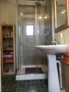 ein Bad mit einer Dusche, einem Waschbecken und einem Waschbecken in der Unterkunft Estudio con vistas Albayzin in Granada