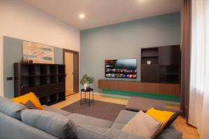 ピアチェンツァにあるBorghetto Firstのソファと薄型テレビのあるリビングルーム