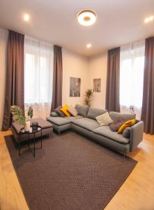 ein Wohnzimmer mit einem Sofa und einem Tisch in der Unterkunft Borghetto First in Piacenza