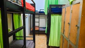 カリムンジャワにあるL'isola che...の二段ベッド2台とベッド1台が備わる客室です。