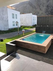 una piscina con una fuente en un patio en Casa de Playa en Condominio Albatros - Bujama, en Mala