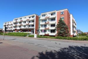 an empty street in front of an apartment building at Haus Norderhoog Wohnung 39 in Westerland