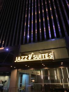 una señal de suites jago en el lateral de un edificio en Jazz Service Suites 2 bedroom 35-1 by Yen's Sojourn en Bagan Jermal
