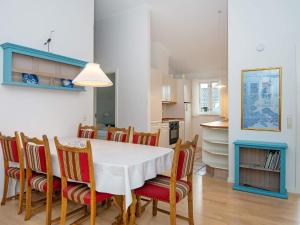 kuchnia i jadalnia ze stołem i krzesłami w obiekcie Three-Bedroom Holiday home in Aabenraa 6 w mieście Danland Løjt
