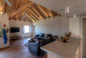 TV a/nebo společenská místnost v ubytování Fiskardo Beach House