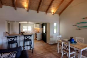 een keuken en eetkamer met een tafel en stoelen bij Fiskardo Beach House in Fiskardho