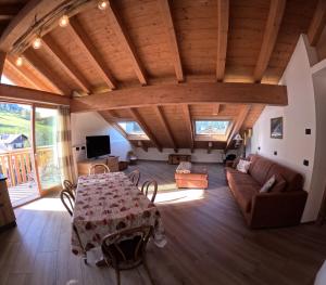 uma sala de estar com uma mesa e um sofá em Casa Betty em Bormio