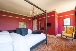 Ένα ή περισσότερα κρεβάτια σε δωμάτιο στο Hall Farmhouse.. dog friendly, large outdoor pool, BBQ and fire pit +53 φωτογραφίες