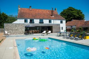 Πισίνα στο ή κοντά στο Hall Farmhouse.. dog friendly, large outdoor pool, BBQ and fire pit