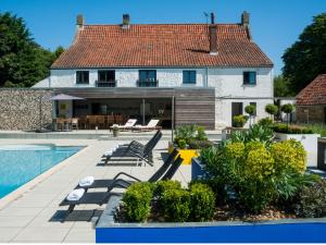 Πισίνα στο ή κοντά στο Hall Farmhouse.. dog friendly, large outdoor pool, BBQ and fire pit