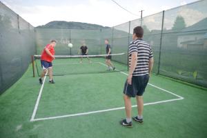 eine Gruppe von Männern, die auf einem Tennisplatz Tennis spielen in der Unterkunft Pensiunea Lucica in Vişeu de Jos