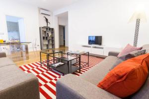 ein Wohnzimmer mit einem Sofa und einem Couchtisch in der Unterkunft Easylife - Annydi Art Home in Duomo in Mailand