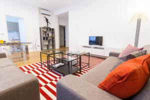 salon z kanapą i stolikiem kawowym w obiekcie Easylife - Annydi Art Home in Duomo w Mediolanie