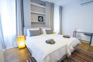 2 Betten in einem Zimmer mit blauen Wänden in der Unterkunft Easylife - Annydi Art Home in Duomo in Mailand