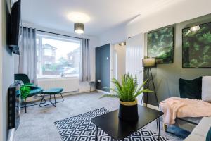 Χώρος καθιστικού στο Welcoming 3 bed home, 10 mins from Chester races and zoo