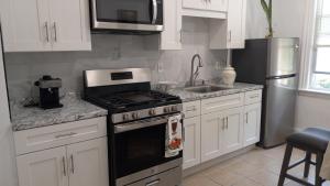 Dapur atau dapur kecil di Cool 3 BR for U Near Manhattan View, 15 Min to NYC