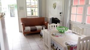 sala de estar con silla, mesa y sofá en LOCAÇÃO P M Costa Esmeralda RUA 321, en Itapema