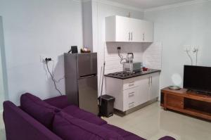 un soggiorno con un divano viola e una cucina di CZ Kubs 47 a East London