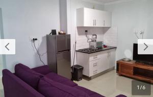 un soggiorno con un divano viola e una cucina di CZ Kubs 47 a East London