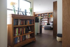 una sala de estar con estanterías llenas de libros en Residencial Polanco By The Local Way, en Ciudad de México
