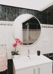 bagno con lavandino bianco e specchio di Miriam Costa de la luz 2 a Jerez de la Frontera