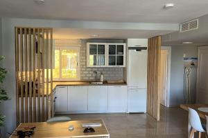 Kuchnia lub aneks kuchenny w obiekcie Sotogrande Paseo del Mar - 10 steps away from the beach