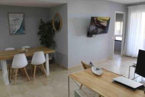 Telewizja i/lub zestaw kina domowego w obiekcie Sotogrande Paseo del Mar - 10 steps away from the beach