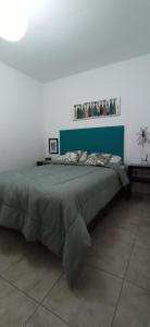 Un dormitorio con una cama con una pared azul y blanca en La Plata moderno apart, en La Plata 25 fotos más