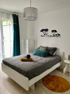 um quarto com uma cama com um objecto amarelo em Welcome to Hakuna matata ! em Chanteloup En Brie