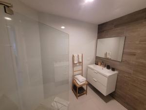 Koupelna v ubytování Seawinds Studio - Beachfront Getaway